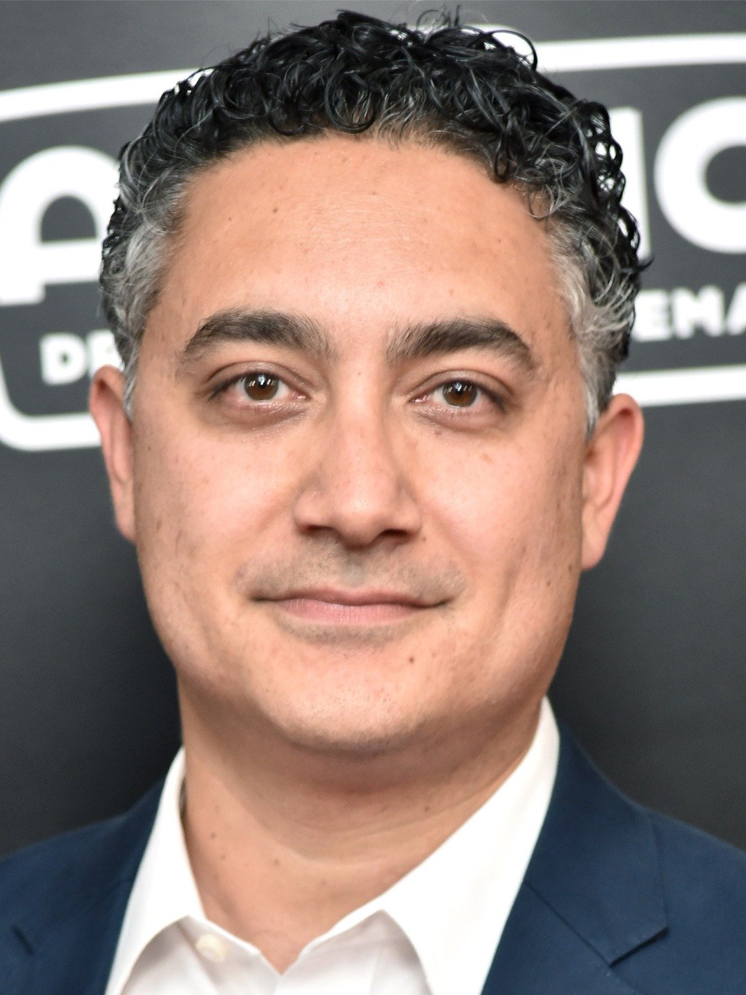 How tall is Alessandro Juliani?
